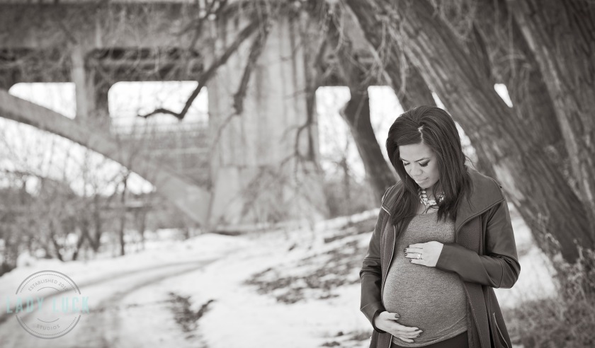outdoor-maternity-portraits-in-saskatoon-black-and-white